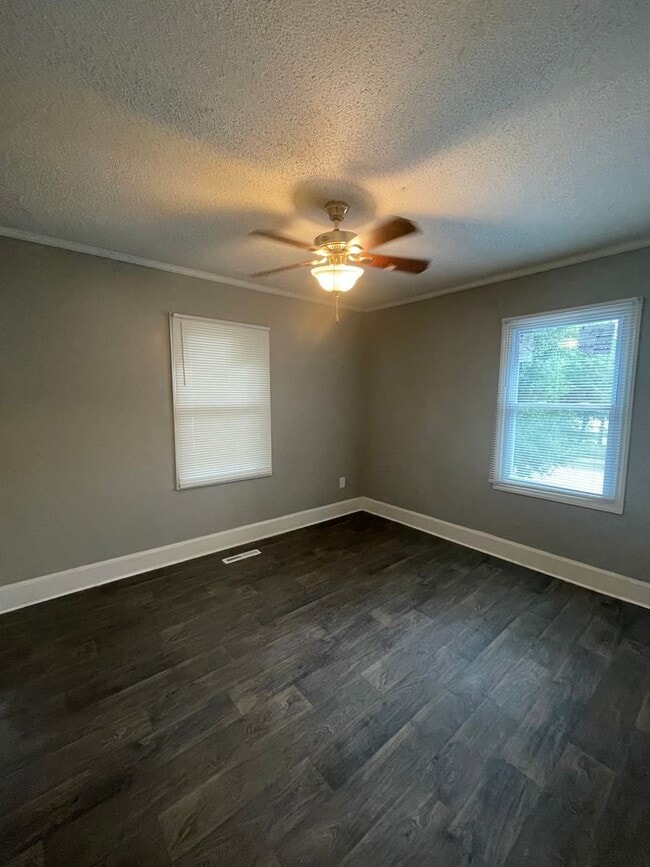 Building Photo - Coming Soon! 3 bedroom 1 bathroom house !