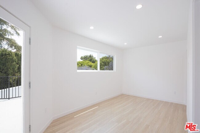 Building Photo - 1346 N Stanley Ave