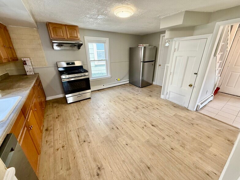 Building Photo - 42 Playstead Rd