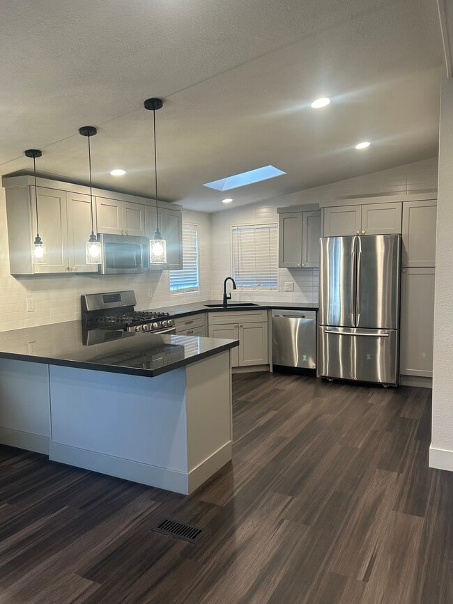 Building Photo - 2730 Larkspur St