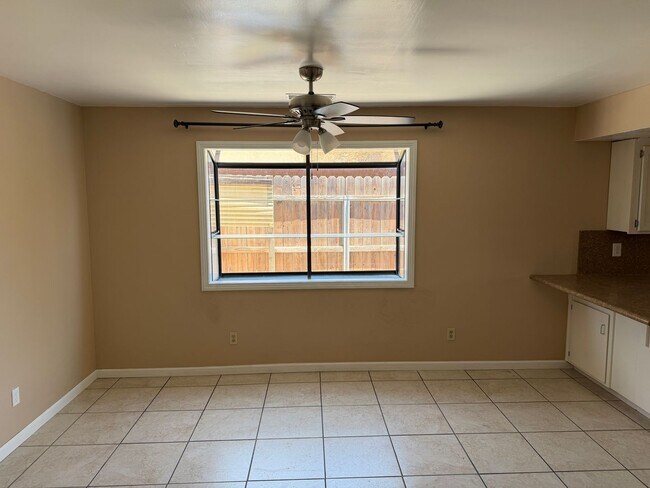 Building Photo - 1335 W Evergreen Ct