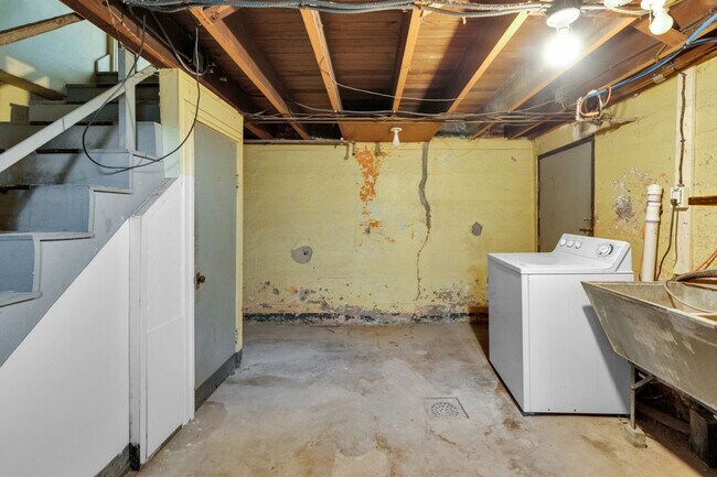 Building Photo - 1466 Main St