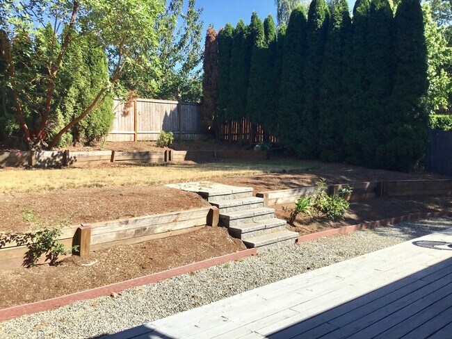 Building Photo - Very Cute and Spacious 3 BD & 2.5 Bath Home located in Kirkland-Finn Hill!