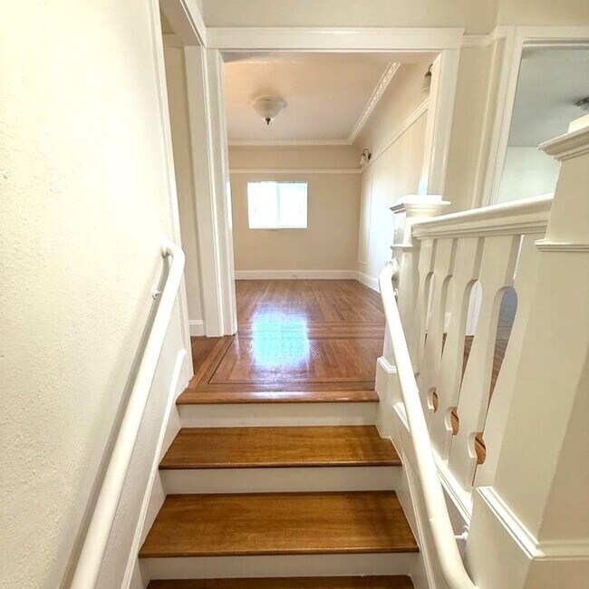 Building Photo - Sunlit 3-Bed, 2-Bath Home Steps from Balbo...