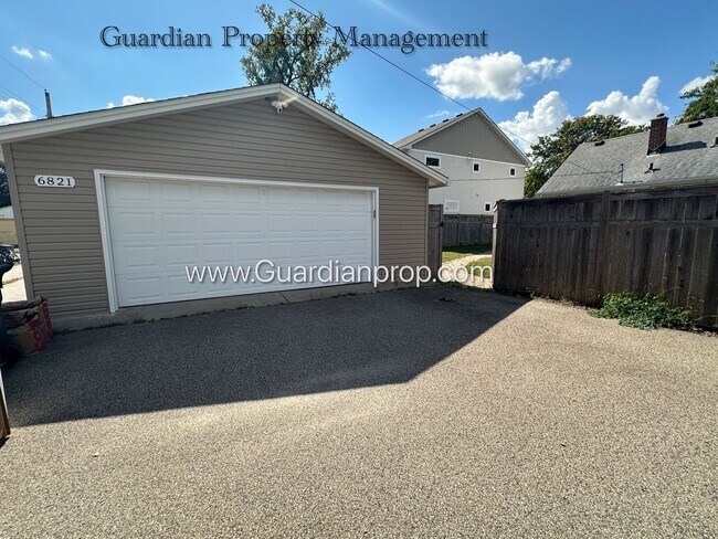 Building Photo - Richfield Single Family Home, Fenced Yard,...