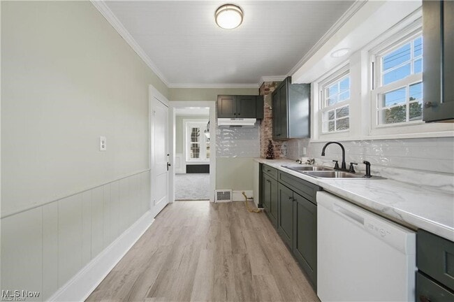 Building Photo - 437 Erie St