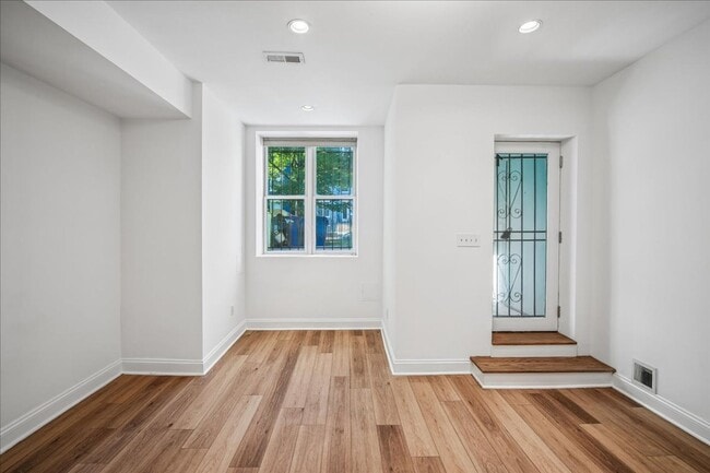 Building Photo - Modern 2BR 2BA Apartment in Columbia Heights