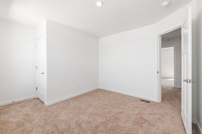 Building Photo - 102 Red Willow Dr