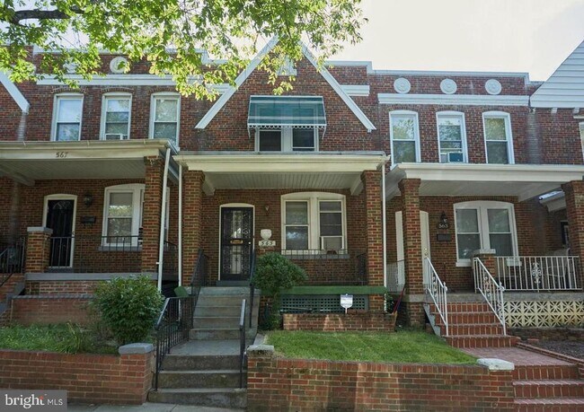 Building Photo - 565 23rd Pl NE