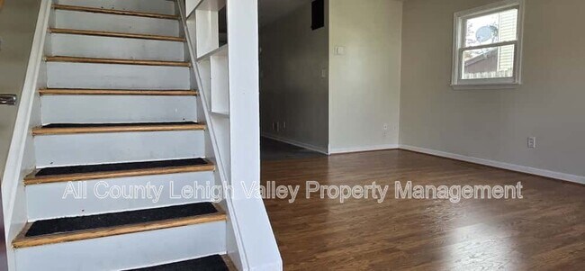 Building Photo - 1517 Richard Ave