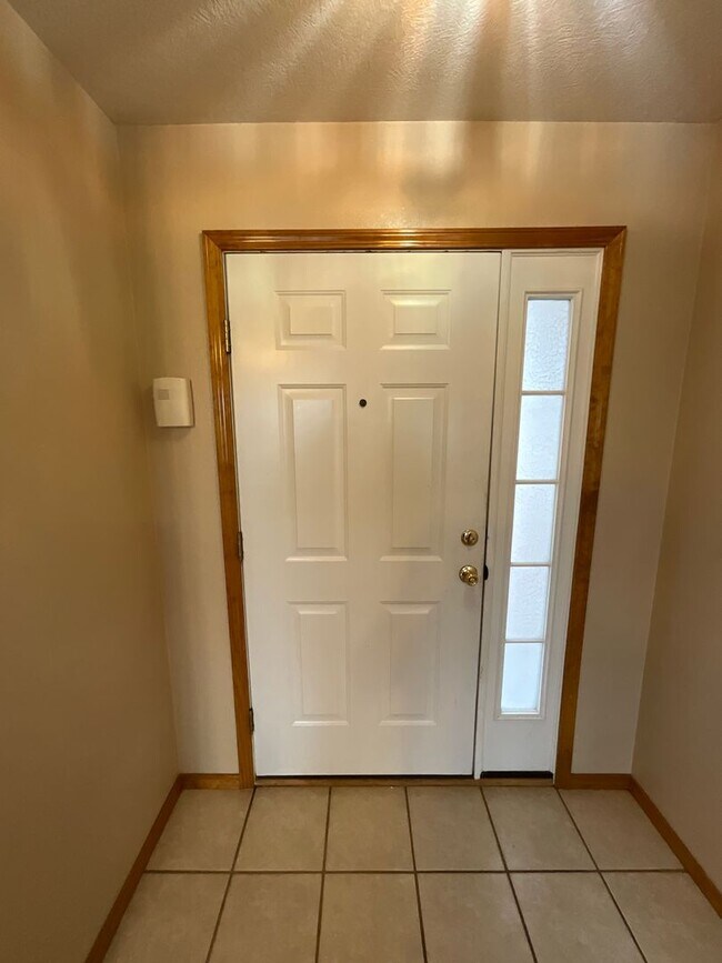 Building Photo - Beautiful Home on Private Setting