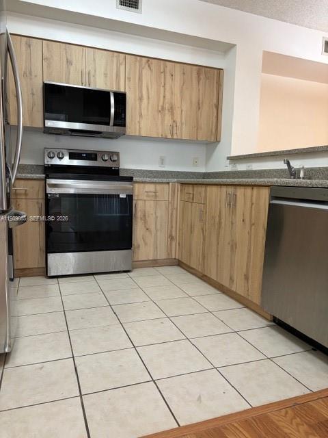 Building Photo - 8000 N Nob Hill Rd