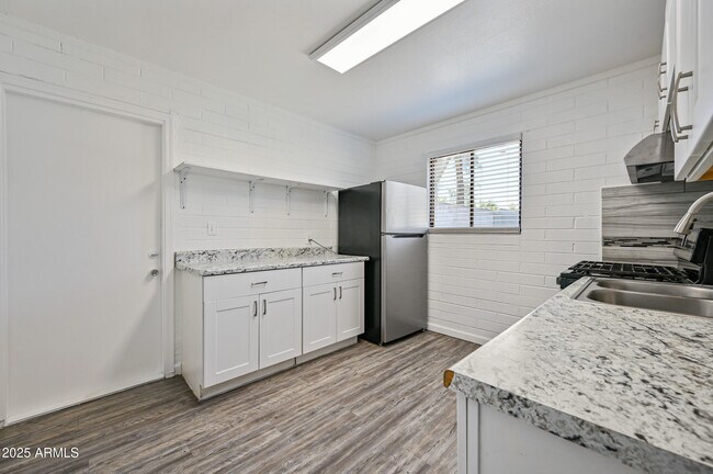 Building Photo - 1744 W Glendale Ave