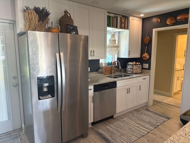 Building Photo - Renovated 3 Bed, 2 Bath Annual Rental in Naples Park