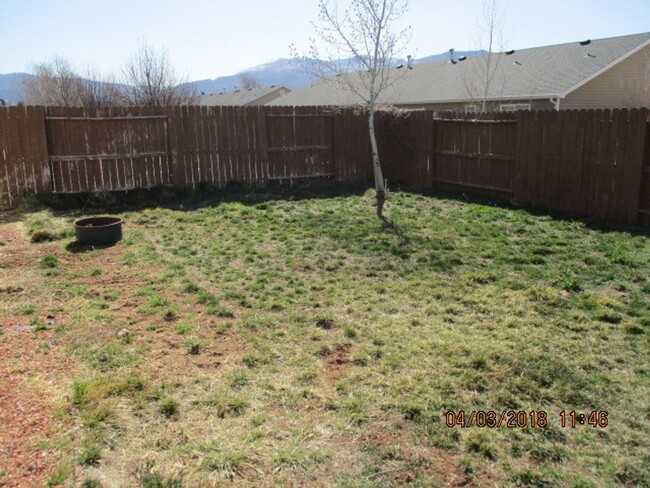 Building Photo - 3 bedroom 2 bath Twin Home - Pets considered!