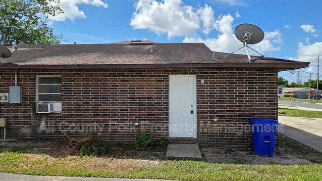Building Photo - 522 Pinewood Ave