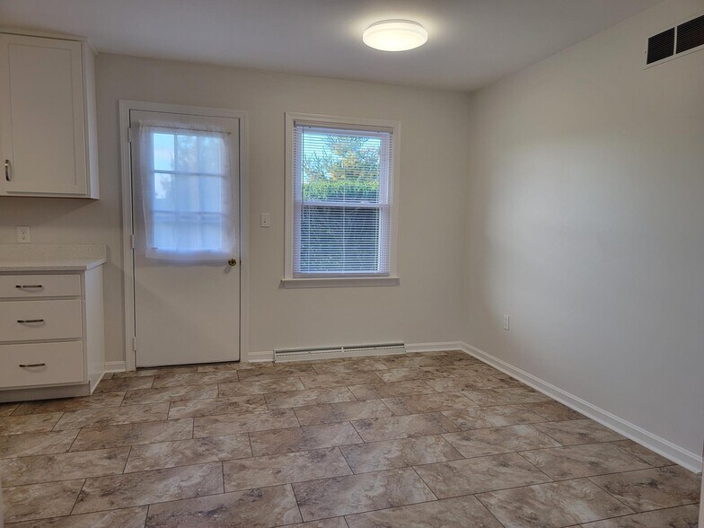 Building Photo - 1174 Rose Ave