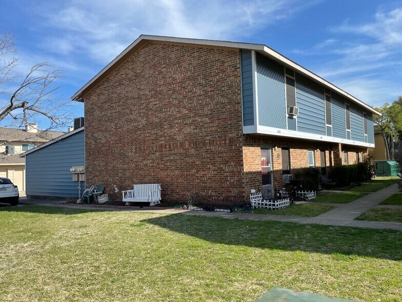 Front of Townhouse - 626 WOLFTRAP DR.