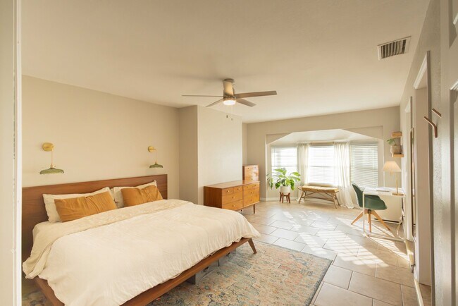 Building Photo - 650 S Park Ave