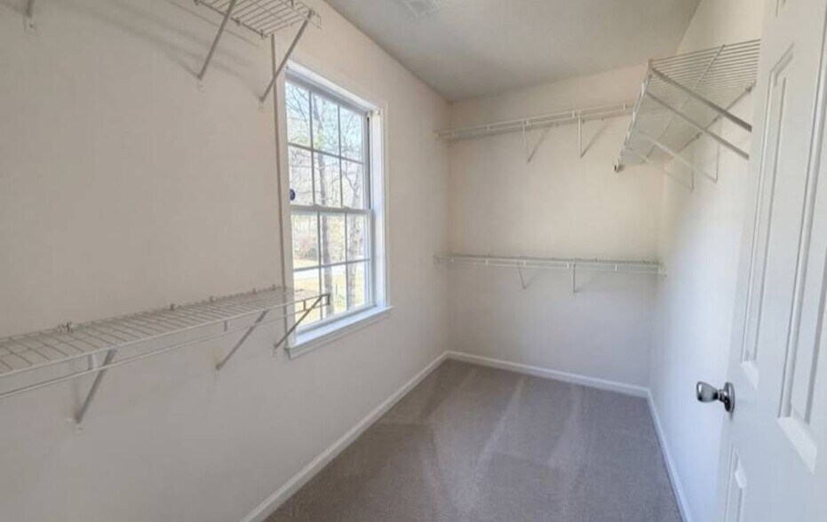 Building Photo - 412 Black Forest Dr