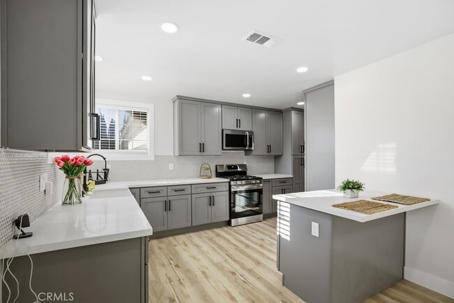 Building Photo - 7726 Blanchard Ave