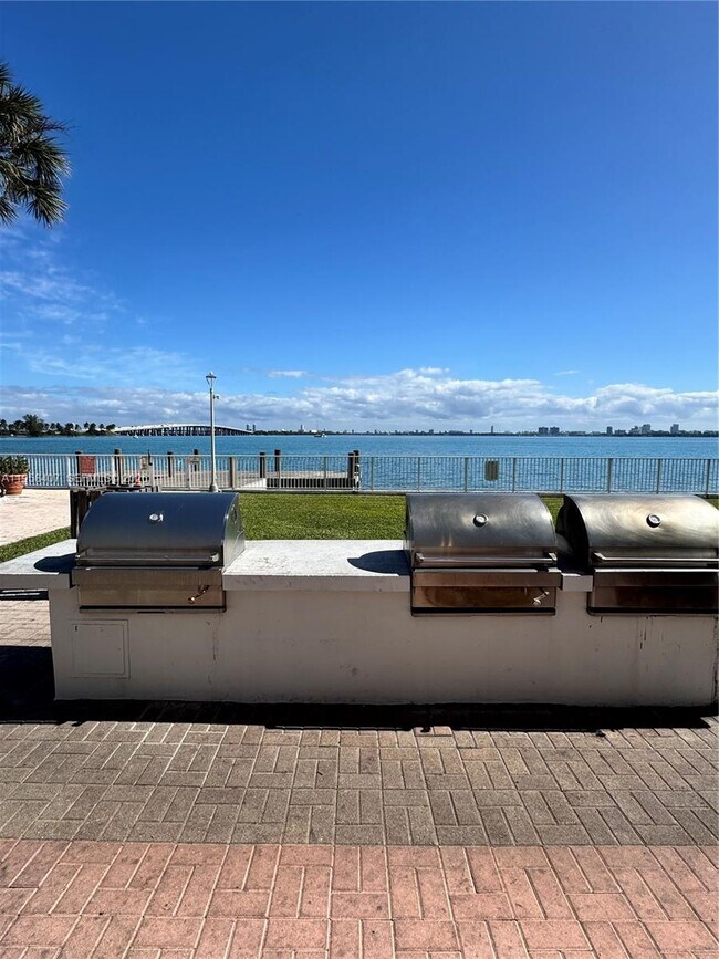 Building Photo - 3301 NE 5th Ave