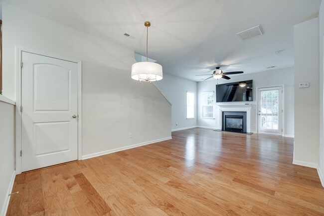 Building Photo - Beautifully maintained 3-bedroom, 3 bath e...