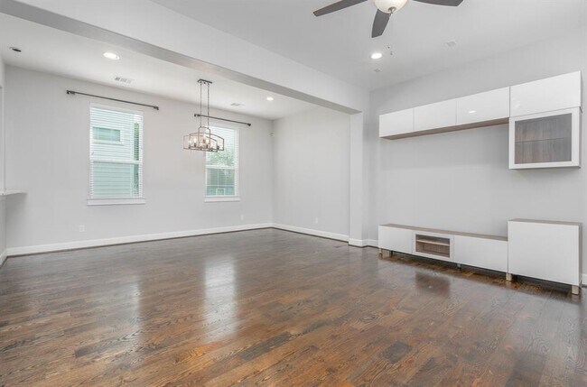 Building Photo - 312 W 28th St