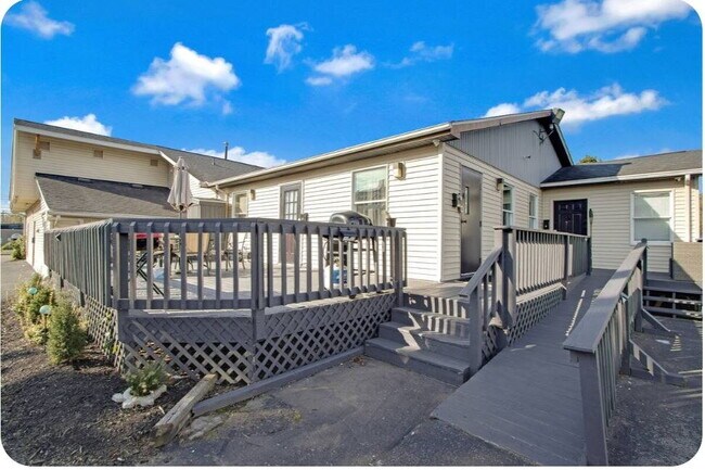 Building Photo - Furnished 1-Bedroom Apartment with Private Entrance and Free Laundry