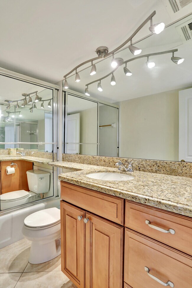 Building Photo - 1021 Hillsboro Mile