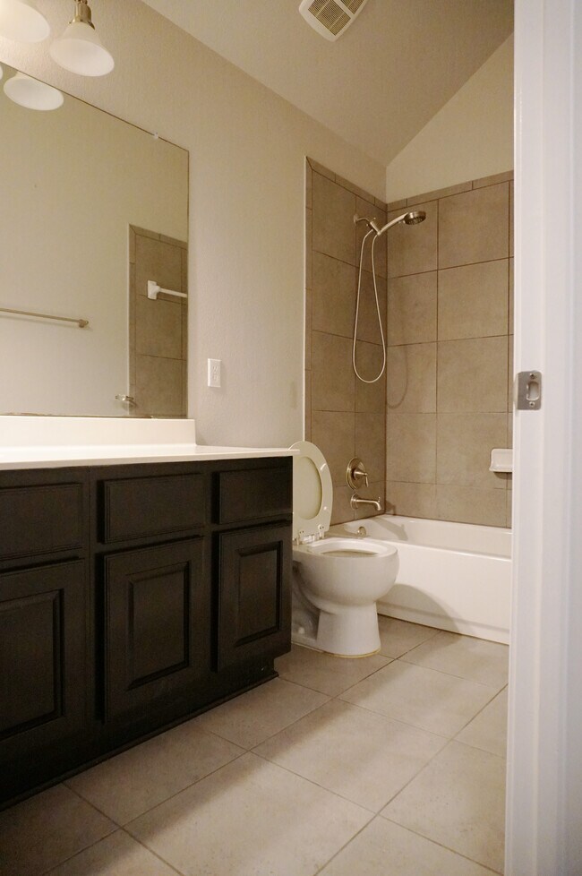 Building Photo - 6620 Estana Ln