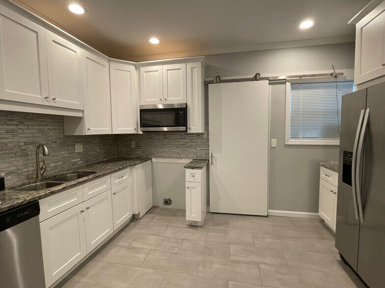 New kitchen with granite countertops. - 916 Coleman St SW