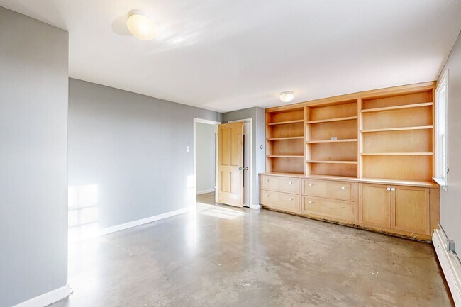 Building Photo - 1301 W Dakota Ave
