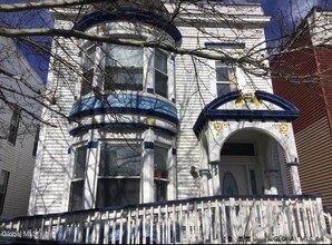 Building Photo - 131 6th Ave