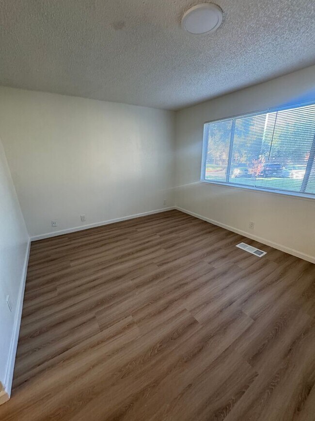 Building Photo - Beautifully Updated 2BD/2BA Condo | In-Unit Laundry, Garage & Greenbelt Views