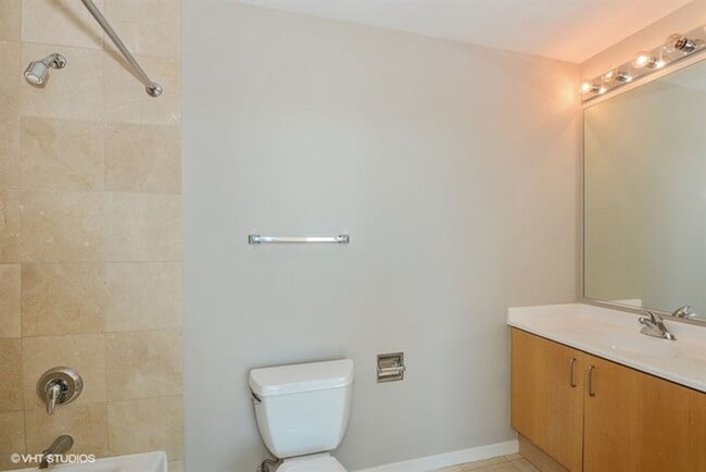 Building Photo - 600N N Kingsbury St