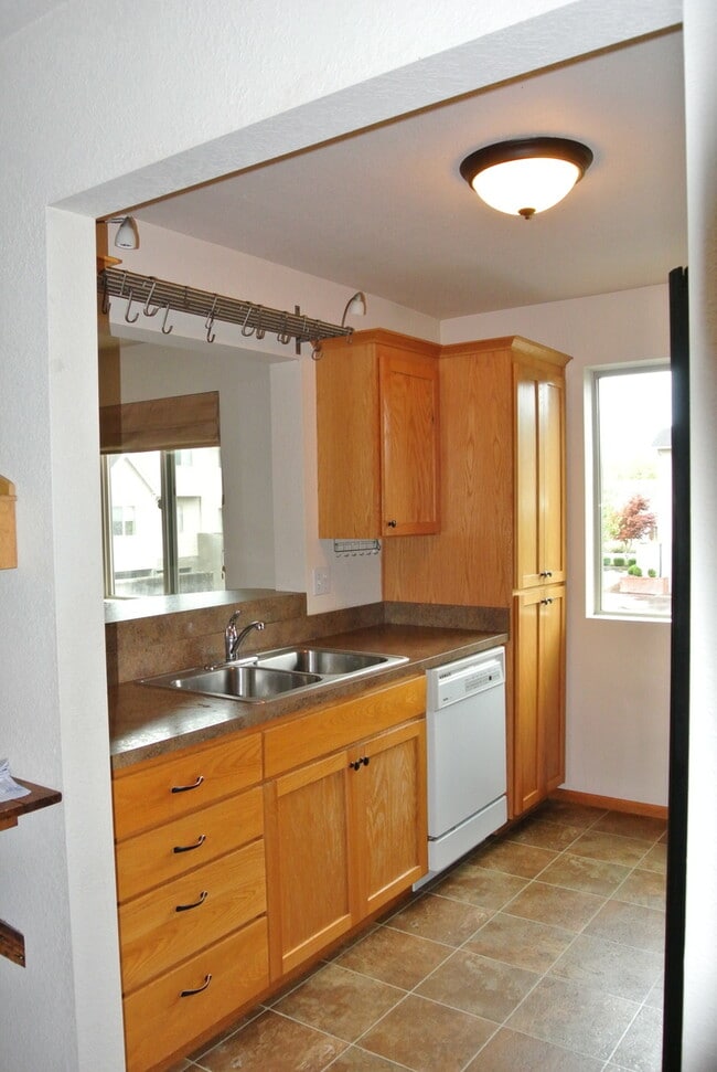 Building Photo - Corvallis Comfort & Convenience: Spacious 3-bedroom, 2.5 bath  Townhome