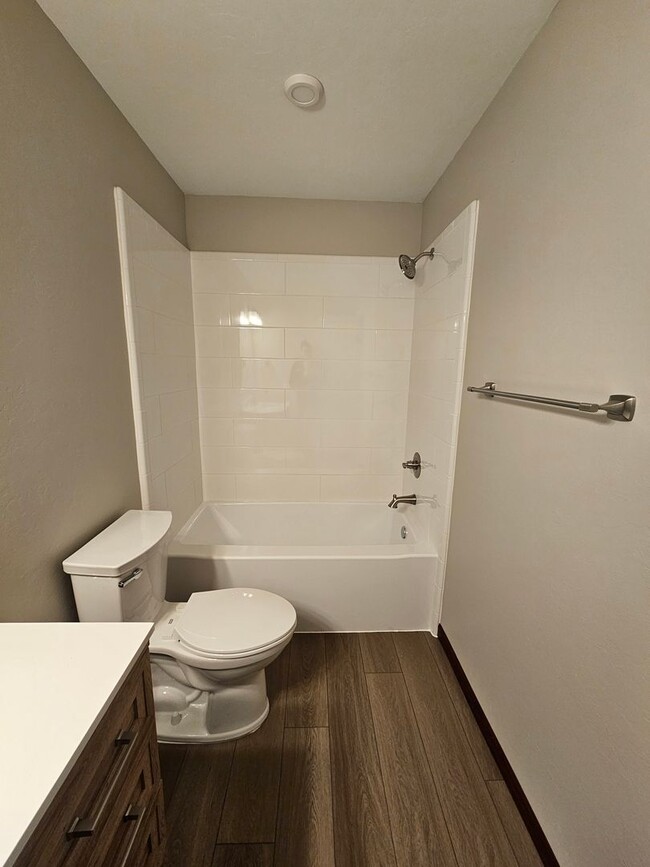 Building Photo - (1) Bed/(1) Bath Newly Remodeled! Direct A...