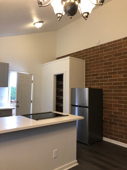 Building Photo - 1114 33rd St SE