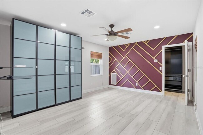 Building Photo - 2121 Park St N