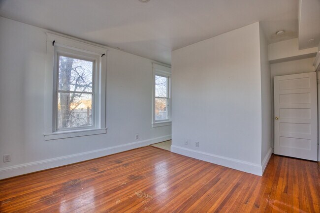 Building Photo - 230 E 40th St