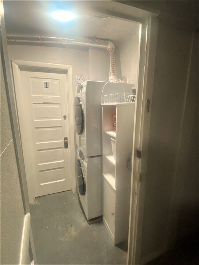 Building Photo - Newly Renovated Studio in Unbeatable Locat...