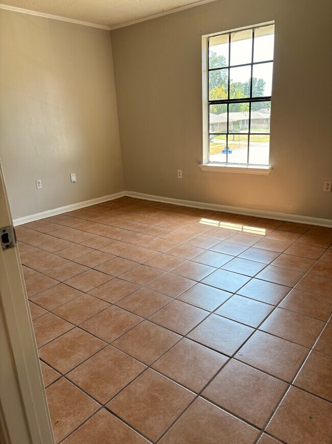 Building Photo - 1510 La Annie Dr