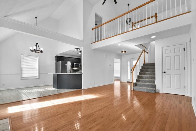 Building Photo - Three Bedroom with Bonus!