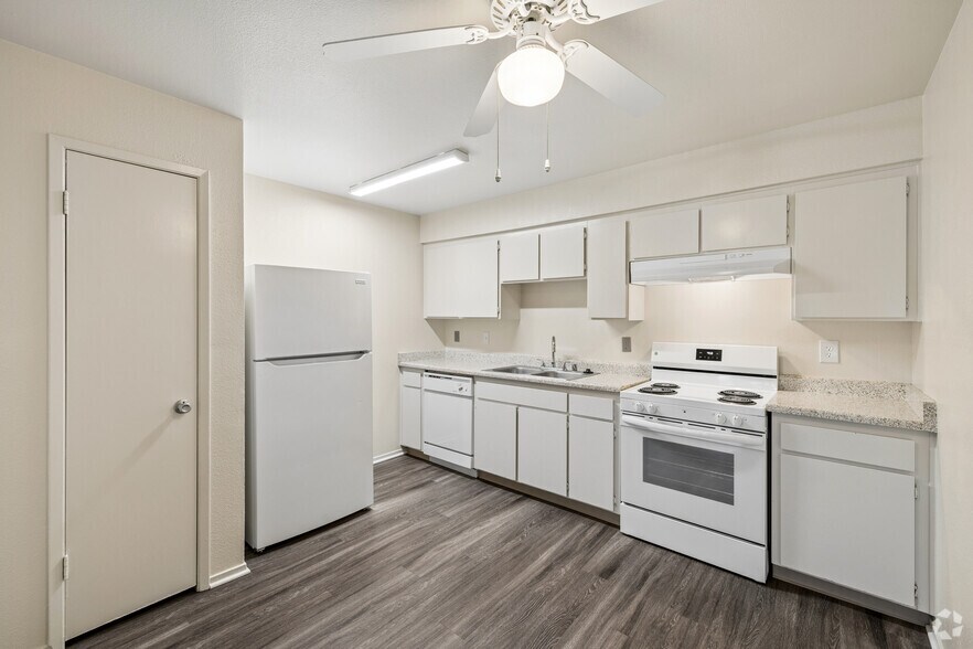 Daisy 2BR, 1BA - 750SF - Kitchen - Golden Meadows
