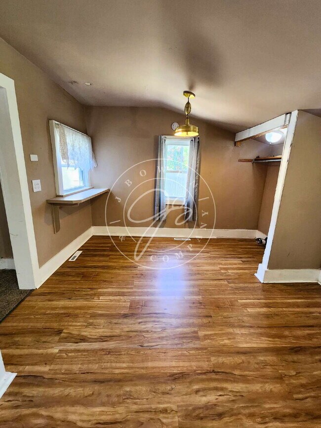 Building Photo - 2 Bedroom | 1 Bathroom | Fenced Yard | Detached Garage