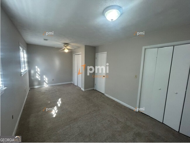 Building Photo - 667 Rae Dr SW