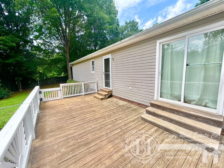 Deck - 1121 E Gilbreath St