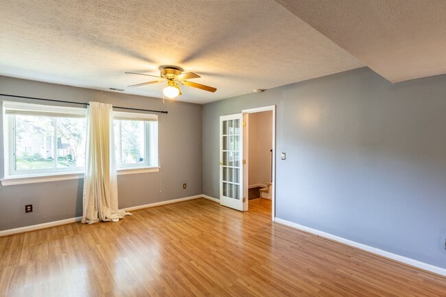 Building Photo - 110 Woodlake Dr