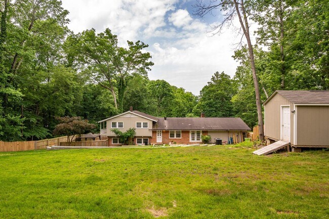 Building Photo - 4222 Arbutus Dr